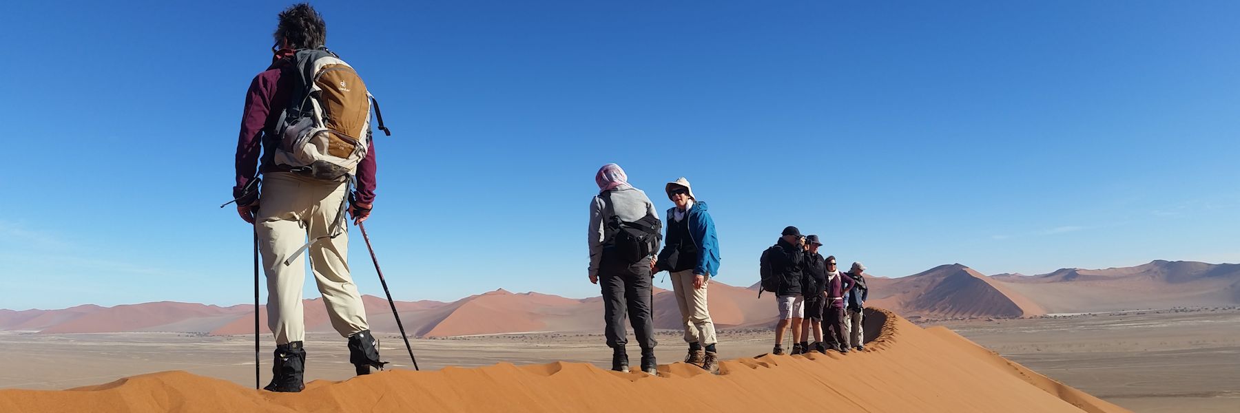 marche dans les dunes du namib - voyage en namibie