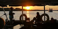 croisiere en bateau au coucher de soleil dans le parc de chobe - safari au botswana