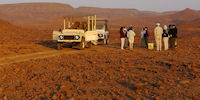 apero au coucher de soleil dans le desert du damaraland - voyage en namibie