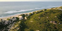 vue aerienne d'un lodge de charme sur l'ocean - voyage au mozambique