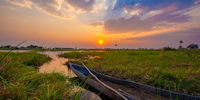 coucher de soleil dans l'okavango - safari au botswana