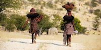 mamas himbas marchant au loin - voyage en namibie