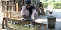 femme thonga tissant - voyage au mozambique