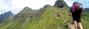 randonnee de cathedral peak dans le drakensberg en afrique du sud